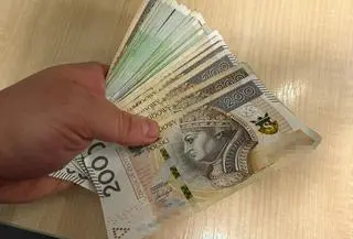 Z "piskiem" i zakazami wprost policyjnej celi