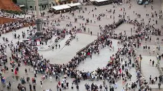 Znak Polski Walczącej utworzony na placu Zamkowym
