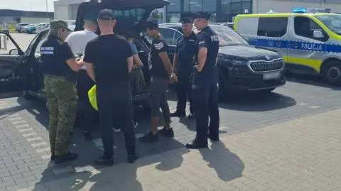 Auto z migrantami policjanci zatrzymali na trasie S17
