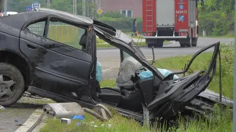 "Uderzył w słup i zjechał do rowu". Dwie osoby ranne w wypadku pod Warszawą