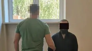 Policjant z zatrzymanym mężczyzną 