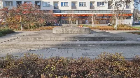 Z cokołu na placu Wileńskim zniknął napis "Ofiarom Rzezi Pragi"