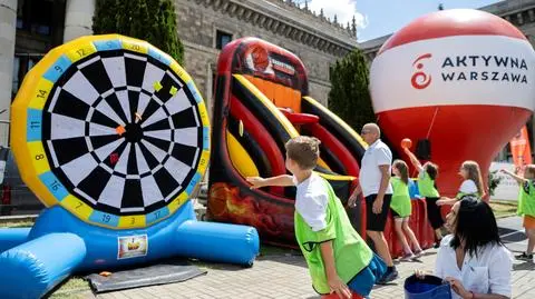 Korty tenisowe i tor przeszkód przed Pałacem Kultury 
