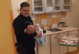 Zza drzwi słyszeli płacz dziecka i odgłosy przemocy
