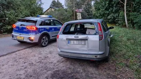 Rozbite auto porzucone w lesie