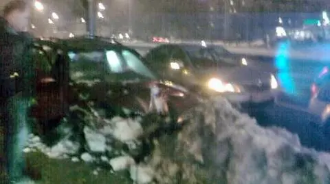Pijany kierowca wjechał w przystanek i skosił latarnię