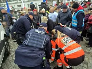 Policjanci pomogli mężczyźnie, który zasłabł podczas zgromadzenia