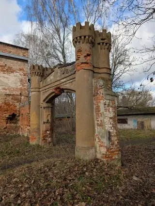 Neogotycka brama wraz z odcinkiem muru pałacu w Falentach zostały zabytkiem 