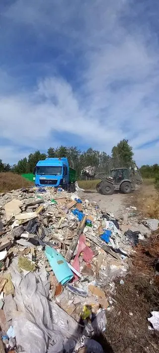 Ktoś porzucił odpady w Woli Duckiej