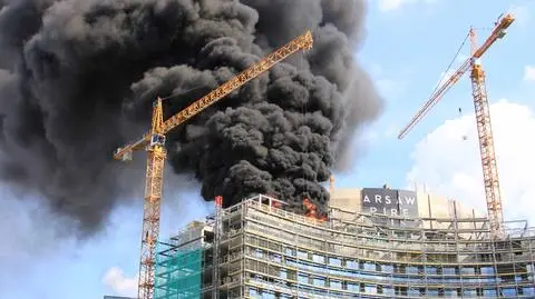 Słup czarnego dymu w centrum. Pożar na budowie wieżowca