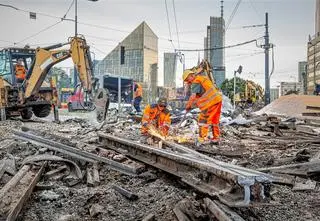 Remont placu Zawiszy potrwa dłużej