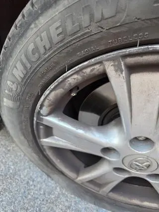 Zniszczone auto rodziców dziewczynki z niepełnosprawnością