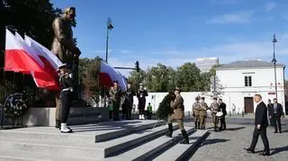 Prezydent Andrzej Duda złożył wieniec przed pomnikiem Marszałka Józefa Piłsudskiego