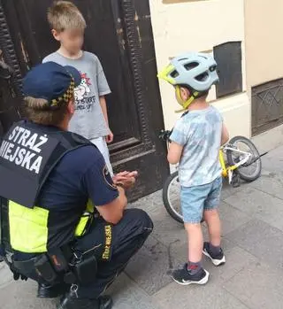 Czterolatek zjeżdżał na rowerku stromą ulicą w dół