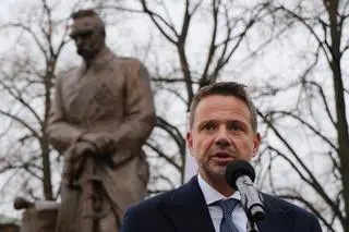 Rafał Trzaskowski złożył wieniec przed pomnikiem marszałka Józefa Piłsudskiego 