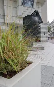 Monumentalna rzeźba "Tindaro" Igora Mitoraja na placu Trzech Krzyży w Warszawie