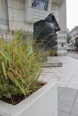 Monumentalna rzeźba "Tindaro" Igora Mitoraja na placu Trzech Krzyży w Warszawie
