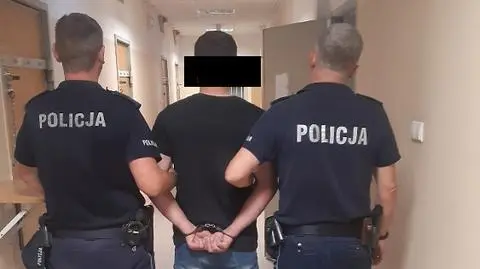 Policjanci z zatrzymanym mężczyzną 