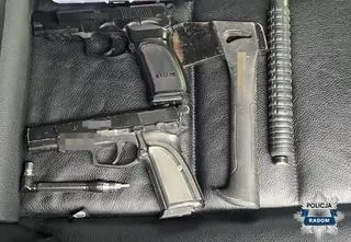 Stał na czerwonym świetle, inny kierowca zaczął do niego strzelać