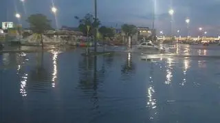 Zalany parking przy centrach handlowych na Targówku