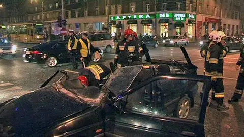 Wypadek w al. Solidarności Kobieta zakleszczona w aucie