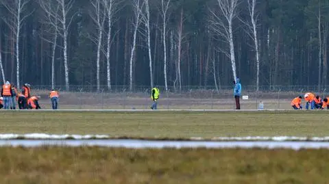 Naprawiają pas w Modlinie bez wytycznych nadzoru budowlanego