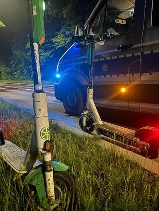 Policja zatrzymała mężczyzn jadących na hulajnogach elektrycznych