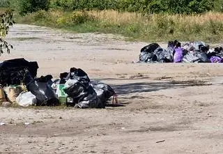 Race, głośna muzyka i setki butelek. "Takiego spędu nigdy nie widziałam"
