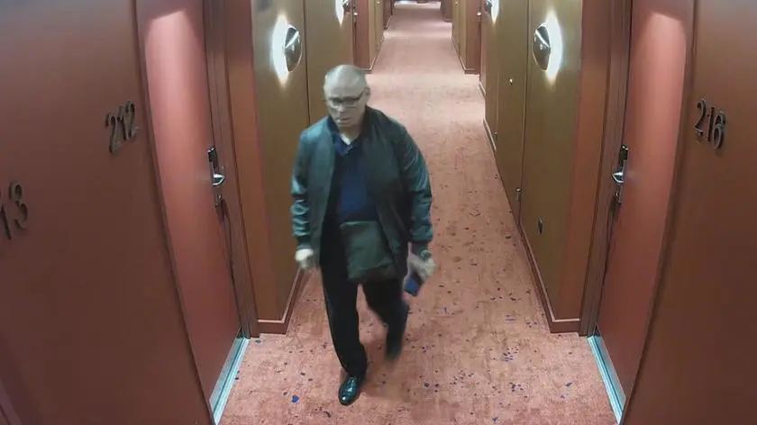 Kradzież pieniędzy i dokumentów z pokoju hotelowego. Policja szuka tego mężczyzny
