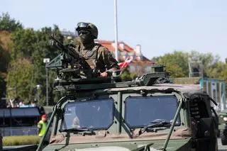 Sprzęt na defiladzie na Wisłostradzie 