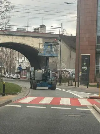 Podnośnik jadący ulicą Leona Kruczkowskiego