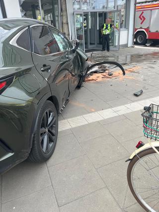 The car hit the door of the Institute of Aviation 