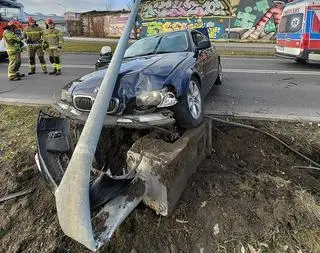 Kierowca wjechał w słup