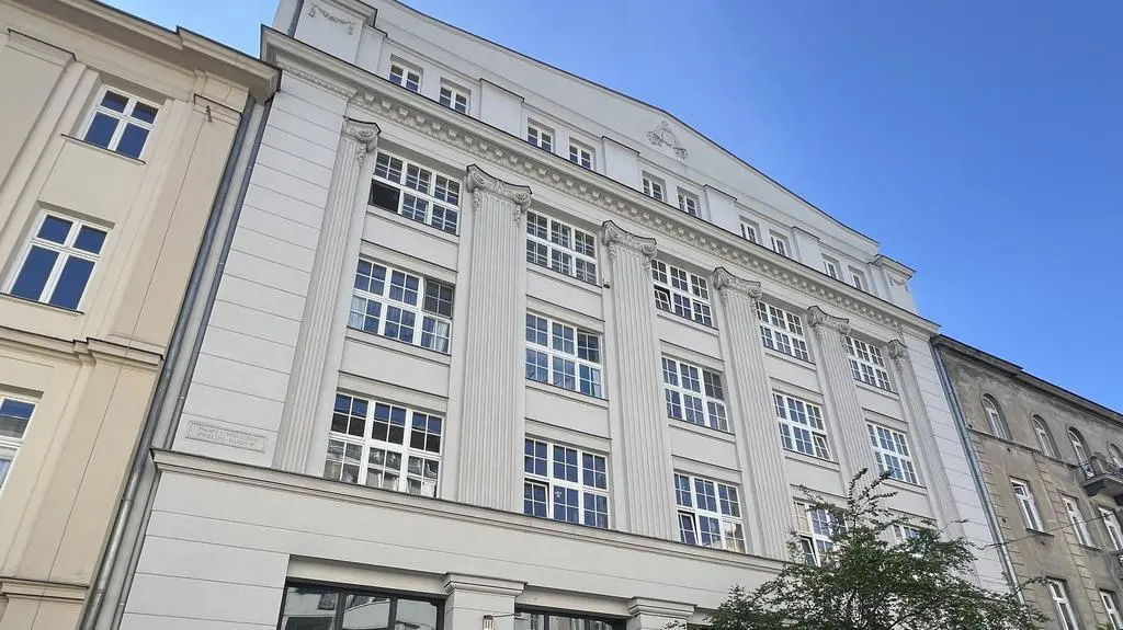Kamienica jak antyczna świątynia, "podpisał" się na niej architekt