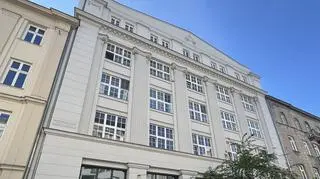 Kamienica jak antyczna świątynia, "podpisał" się na niej architekt