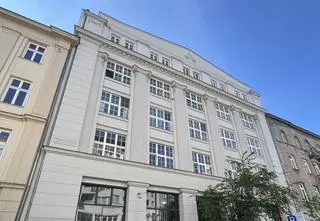 Kamienica jak antyczna świątynia, "podpisał" się na niej architekt