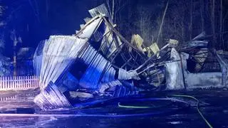 Pożar hali magazynowej na terenie firmy transportowej