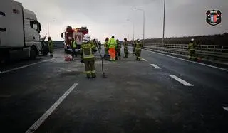 Zderzenie auta osobowego i ciężarówki na A2