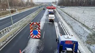 Transport tarczy TBM ma postój w pobliżu węzła Janki na S8