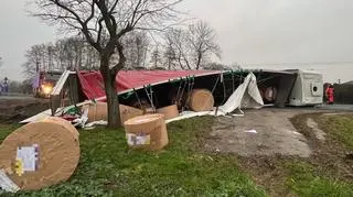 Samochód ciężarowy przewrócił się na bok na DK92 koło Sochaczewa