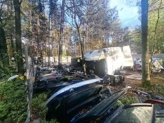 Pożar składowiska odpadów oraz pojazdów osobowych