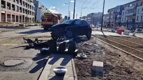 Uszkodzenie po zderzeniu samochodu osobowego z tramwajem 