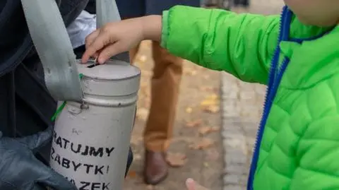 Znani aktorzy i aktorki z puszkami na Powązkach 