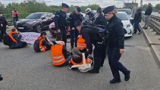 Policja ściąga aktywistów z jezdni 