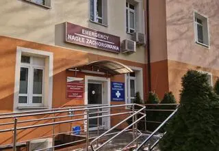 Kobieta zmarła po dwóch godzinach czekania w karetce przed szpitalem. Wcześniej odesłano ją z innego