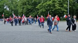 Uczestnicy zmierzający na marsz Nawrockiego 