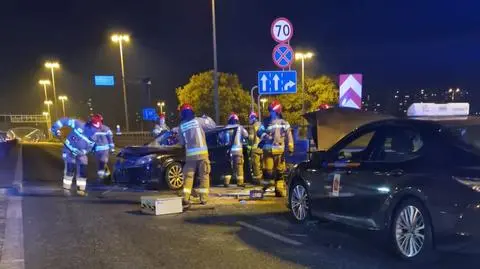 Uderzył w bariery, zderzył się z innym kierowcą i uciekł