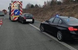 Uderzył w pojazd służby drogowej 