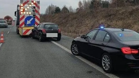 Uderzył w pojazd służby drogowej 