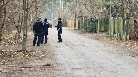 Policja na ulicy Werbeny w Józefowie, gdzie doszło do napadu na dom jednorodzinny